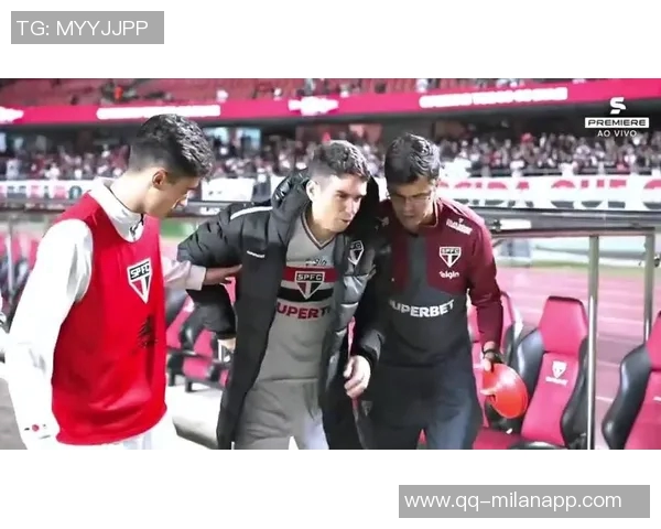 奥斯卡昏厥后首次公开亮相重返训练中心祝早日康复